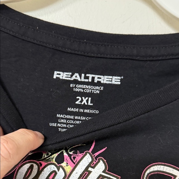 Realtree Women's Black and Pink Graphic Tee - Picture 2 of 2